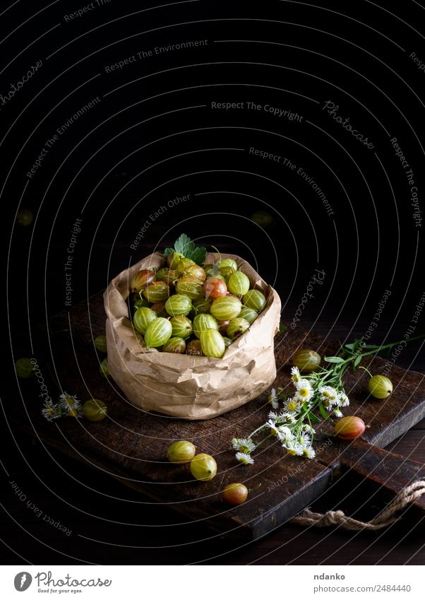 grüne Stachelbeere in einer Papiertüte Frucht Vegetarische Ernährung Tisch Natur Blume Blatt Holz frisch natürlich oben saftig gelb schwarz Stachelbeeren Ernte