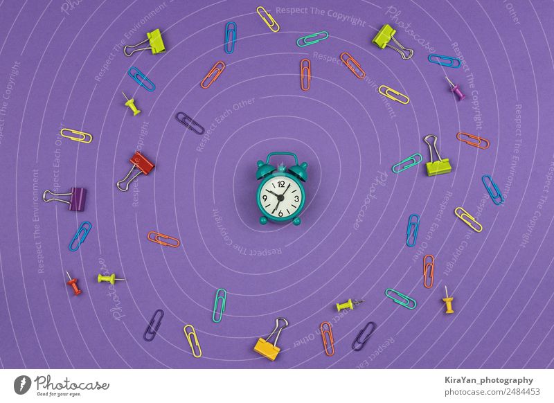 Kleiner Wecker auf violettem Hintergrund mit Büroklammern kaufen Geld Ferien & Urlaub & Reisen Abenteuer Veranstaltung Feste & Feiern Erntedankfest Halloween