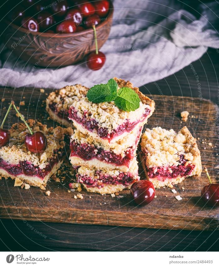 Haufen gebackener Kuchen mit Kirsche Frucht Dessert Süßwaren Vegetarische Ernährung Tisch Holz frisch lecker braun gelb gold grün rot schwarz bröckeln Pasteten