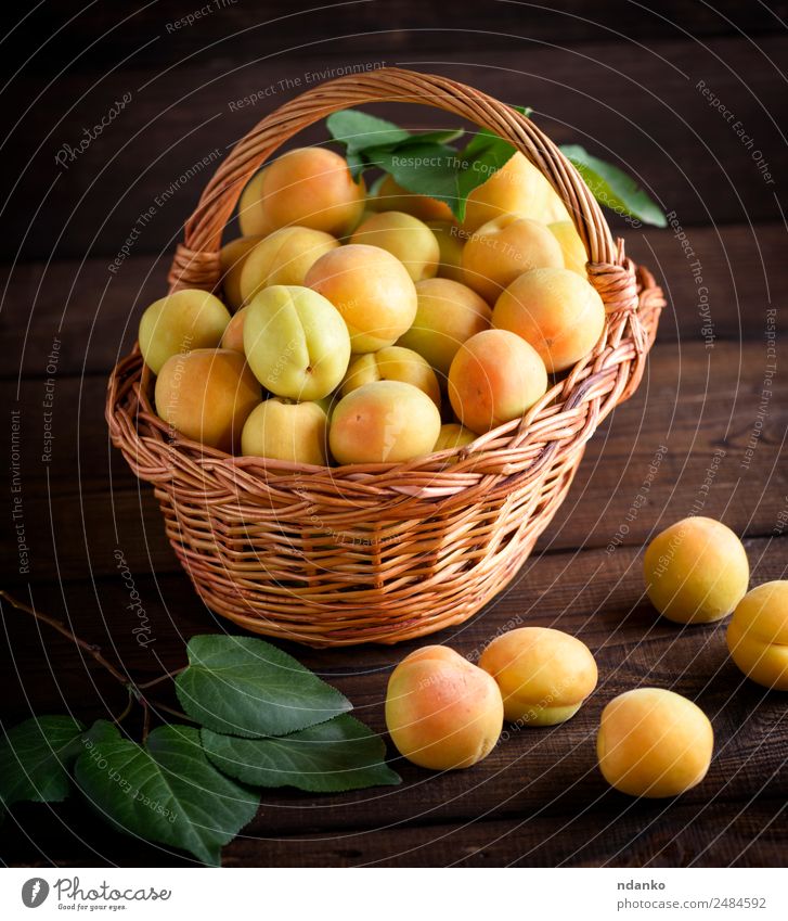 Reife gelbe Aprikosen Frucht Ernährung Vegetarische Ernährung Diät Tisch Natur Blatt Holz frisch natürlich saftig braun Farbe Korb Ackerbau Hintergrund