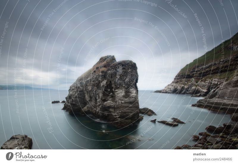 der Stein in der Brandung Natur Landschaft Wasser Himmel Wolken Sommer Felsen Küste Meer Insel Endzeitstimmung grau grün blau Ruhepunkt Farbfoto Gedeckte Farben