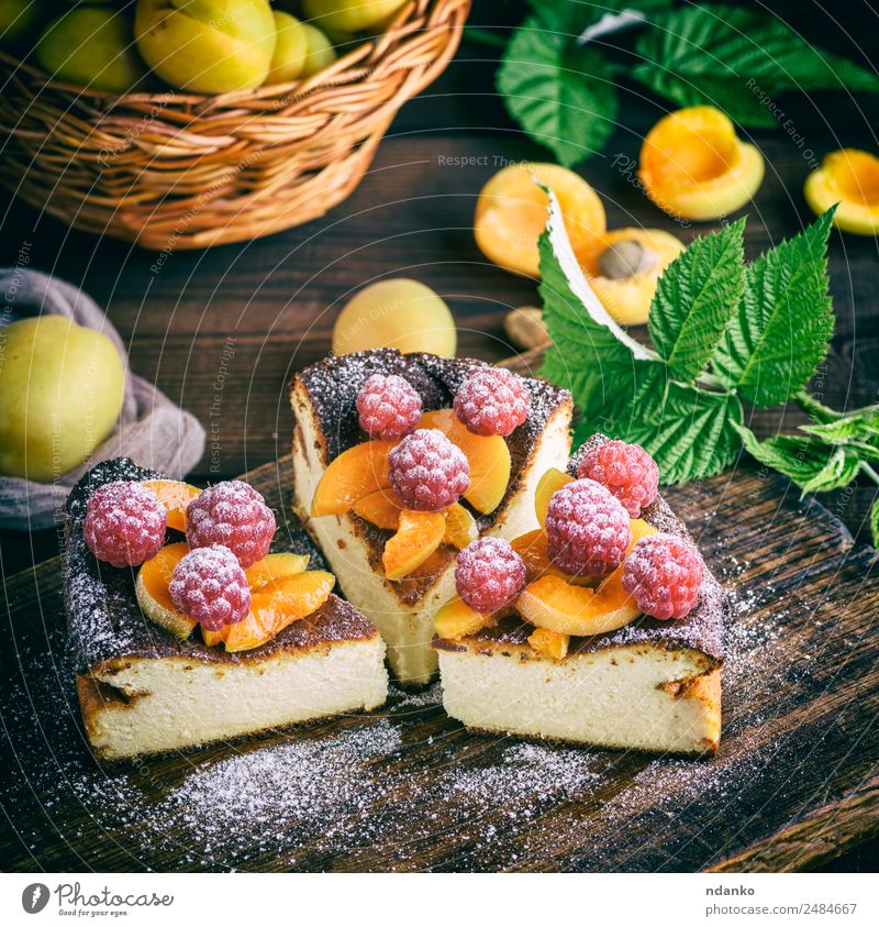 Stückchen Hüttenkäsekuchen Käse Frucht Dessert Ernährung Tisch frisch hell lecker braun rot weiß Farbe Himbeeren Aprikose Käsekuchen Kuchen Beeren Lebensmittel