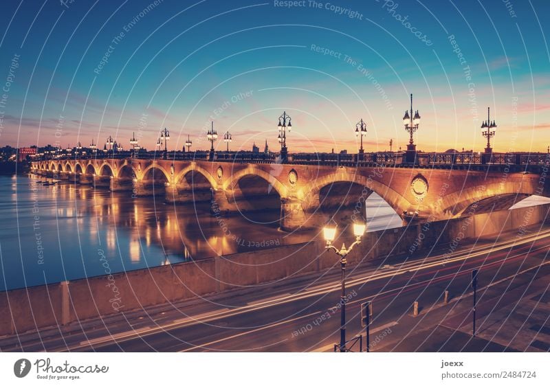 Steinbrücke Pont de pierre über den Fluss Garonne in Bordeaux bei Dämmerung beleuchtet Starke Tiefenschärfe Kunstlicht Menschenleer Außenaufnahme orange blau