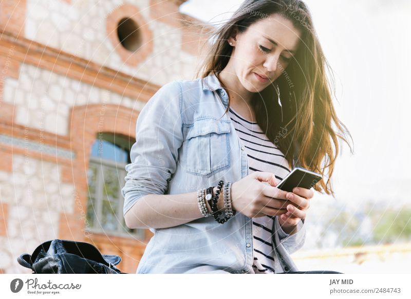 schöne Frau, die beim Lachen am Telefon spricht. Lifestyle Stil Freude sprechen Handy PDA Technik & Technologie Internet Junger Mann Jugendliche Erwachsene 1