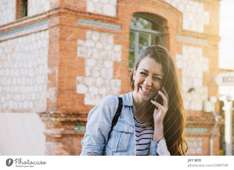 schöne Frau, die beim Lachen am Telefon spricht. Lifestyle Stil Freude Glück sprechen PDA Technik & Technologie feminin Junge Frau Jugendliche Erwachsene