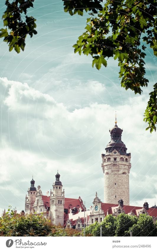 Es war einmal ... Sightseeing Kultur Umwelt Himmel Wolken Baum Sträucher Blatt Rathaus Turm Architektur Wahrzeichen historisch grün Leipzig Sachsen Märchen