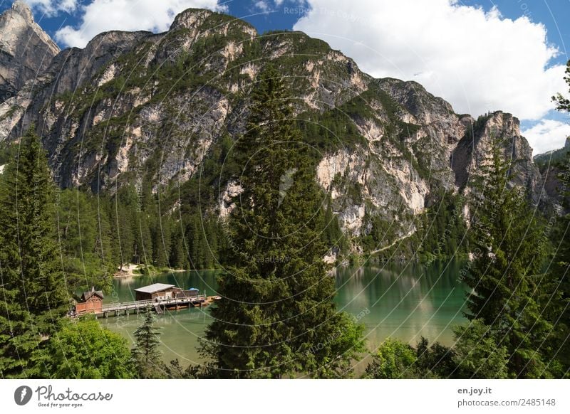 Aussicht Ferien & Urlaub & Reisen Tourismus Ausflug Sommer Sommerurlaub Berge u. Gebirge Natur Landschaft Wald Felsen Alpen Dolomiten See Pragser Wildsee