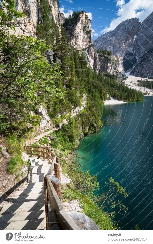 Berg ab Ferien & Urlaub & Reisen Ausflug Ferne Sommer Sommerurlaub Berge u. Gebirge wandern Natur Landschaft Felsen Alpen Dolomiten Seeufer Pragser Wildsee