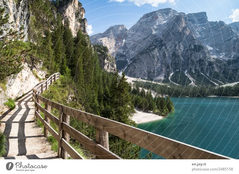 sicher wandern Ferien & Urlaub & Reisen Ausflug Ferne Sommer Sommerurlaub Berge u. Gebirge Natur Landschaft Wald Felsen Alpen Dolomiten Seeufer Pragser Wildsee