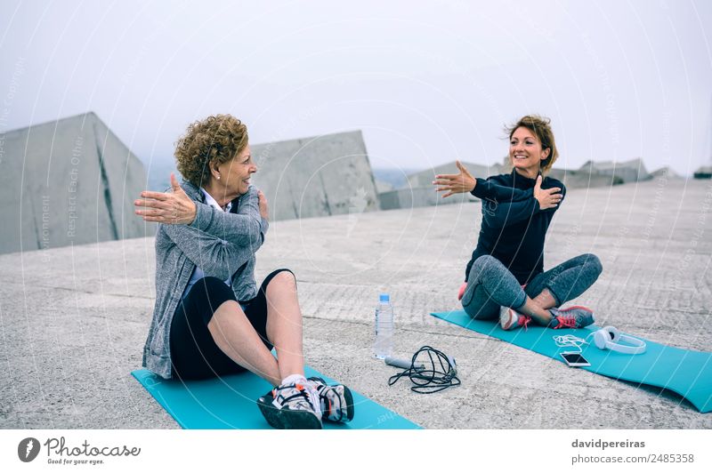 Ältere Frau beim Stretching mit weiblichem Coach Flasche Lifestyle Wellness Freizeit & Hobby Sport Schule PDA Mensch Erwachsene Mutter Großmutter Arme Nebel