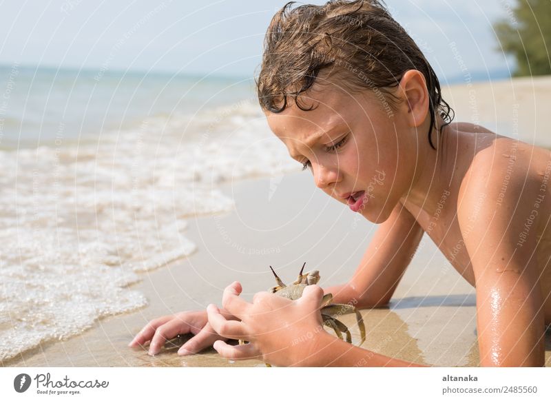 Ein glücklicher kleiner Junge, der am Strand spielt. Lifestyle Freude Glück schön Erholung Freizeit & Hobby Spielen Ferien & Urlaub & Reisen Ausflug Abenteuer