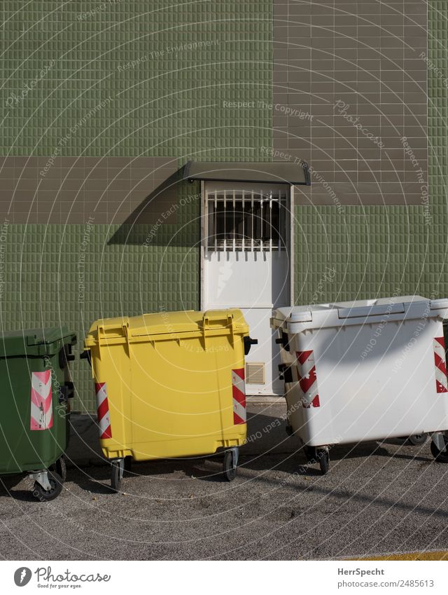 Mülltrennung Häusliches Leben Wohnung Haus Bauwerk Gebäude Architektur Mauer Wand Fassade Tür Container Kunststoff retro Sauberkeit Stadt gelb grün weiß