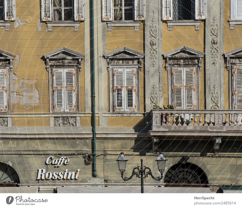 Caffé Rossini Ferien & Urlaub & Reisen Städtereise Restaurant Triest Hafenstadt Stadtzentrum Altstadt Haus Bauwerk Gebäude Architektur Mauer Wand Fassade Balkon