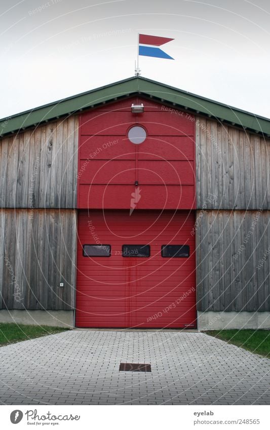 Eine Fahne macht noch keine Festung (2) Haus Tor Gebäude Architektur Fassade Fenster Tür Holz Einfahrt Ausfahrt rot Dach Dachgiebel Farbfoto Gedeckte Farben