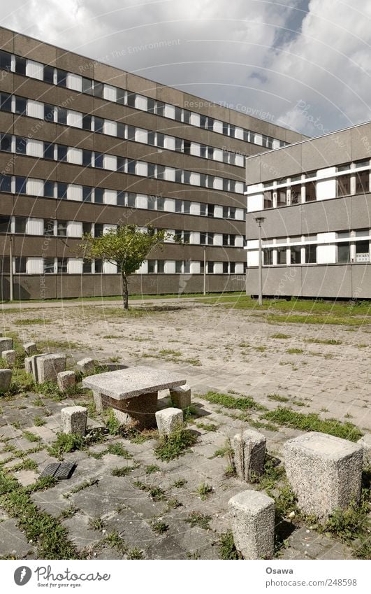 Jala City Berlin Stadt Menschenleer Haus Gebäude Architektur Plattenbau Bürogebäude Fenster Fassade Tisch Stuhl Hocker alt modern grau Ende Endzeitstimmung