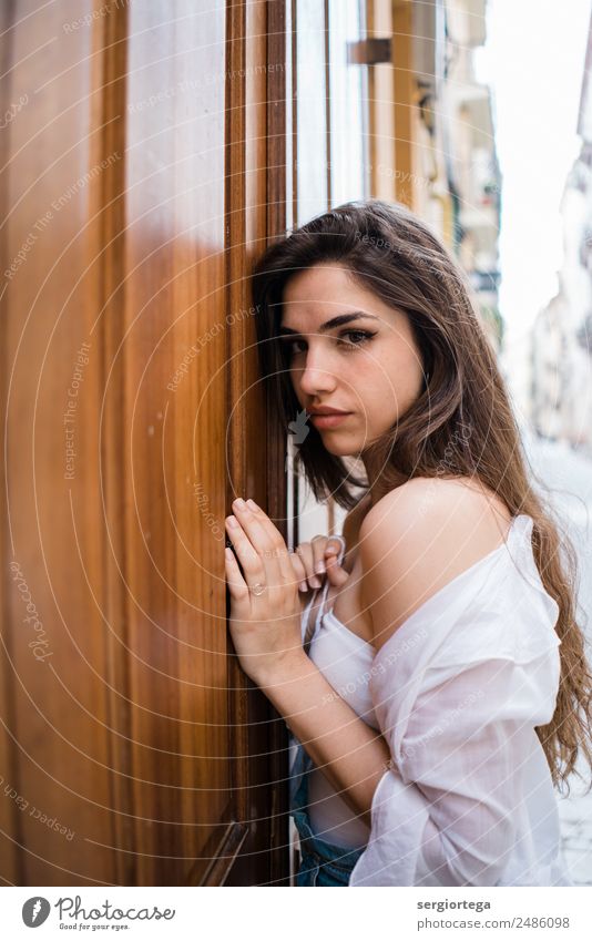 Sinnliche Frau, die gegen die Tür gedrückt steht. elegant Stil schön Körper ruhig Freizeit & Hobby Sommer Erwachsene Bekleidung brünett Holz stehen trendy lang