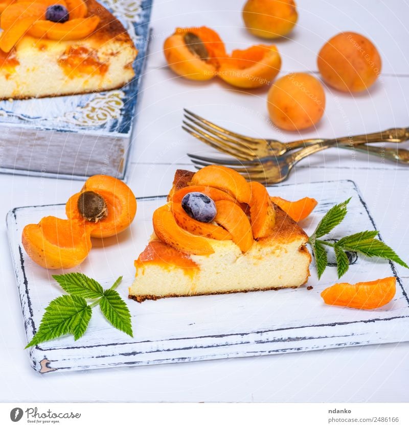 Kuchen aus Hüttenkäse und Aprikose Frucht Dessert Süßwaren Frühstück Gabel Tisch Essen frisch lecker gelb weiß appetitlich backen Bäckerei Käsekuchen