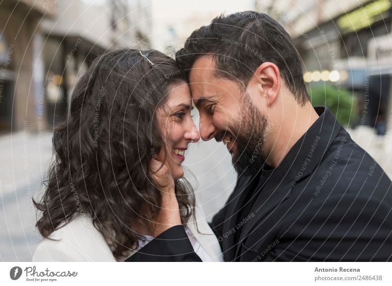 Beziehung zwischen Erwachsenen elegant Valentinstag Hochzeit Mensch Frau Mann Paar Partner 2 30-45 Jahre Anzug brünett Küssen Umarmen Partnerschaft Stil bärtig