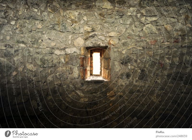 Burgfenster Ferien & Urlaub & Reisen Sightseeing Menschenleer Ruine Mauer Wand Fenster alt trist grau Gemäuer rustikal Stein blenden Lichtschein Burgmauer