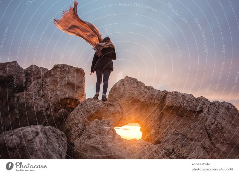 Frau mit Schal im Wind Glück schön Freiheit Sommer Sonne Strand Meer Mensch Erwachsene Hand Natur Himmel Felsen Kleid blond stehen blau weiß Mädchen jung