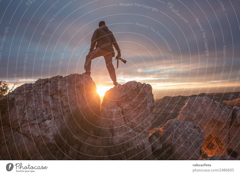 Fotograf im Berg bei Sonnenuntergang Glück Ferien & Urlaub & Reisen Tourismus Ausflug Abenteuer Freiheit Camping Sommer Berge u. Gebirge wandern Klettern