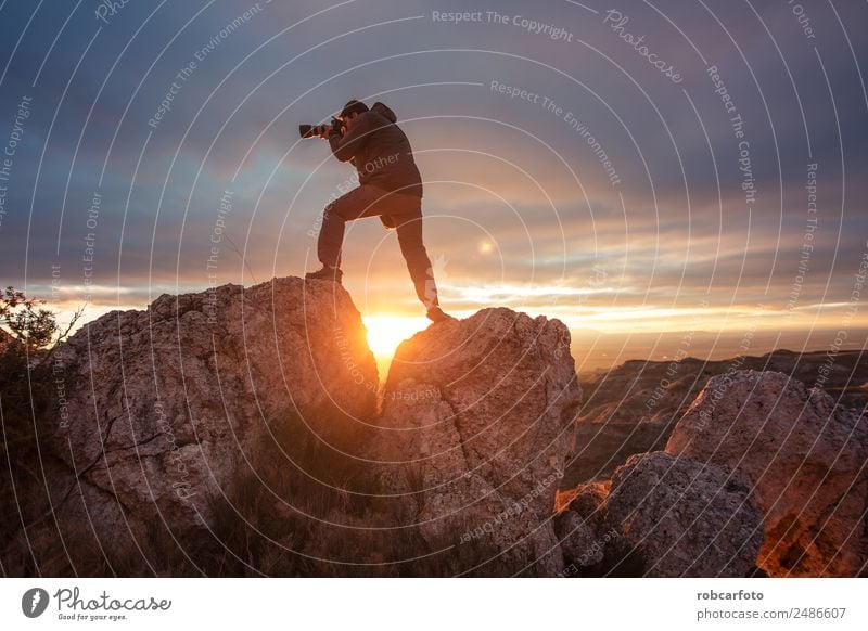 Fotograf im Berg bei Sonnenuntergang Glück Ferien & Urlaub & Reisen Tourismus Ausflug Abenteuer Freiheit Camping Sommer Berge u. Gebirge wandern Klettern