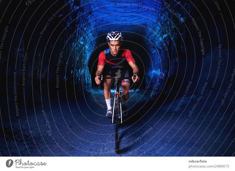 Mann auf dem Fahrrad bei der Vorbereitung auf das Triathlon-Rennen Ferne Sommer Sport Fahrradfahren Mensch Erwachsene Straße Bewegung Fitness Geschwindigkeit