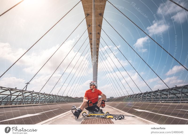 Ein junger Mann beim Langlaufen mit Rollschuhen Lifestyle Stil Erholung Sommer Sport Erwachsene Fuß Straße Bewegung Geschwindigkeit Konkurrenz Rolle Ski