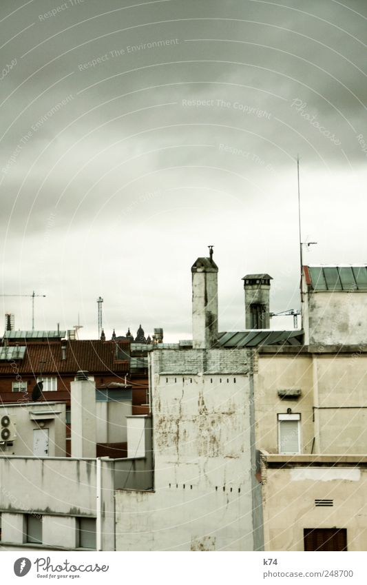 Blick nach Südsüdwest Himmel Wolken Stadt Stadtzentrum Skyline Haus Dom Bauwerk Mauer Wand Fenster Tür Dach Schornstein Antenne Klimaanlage alt dunkel grau