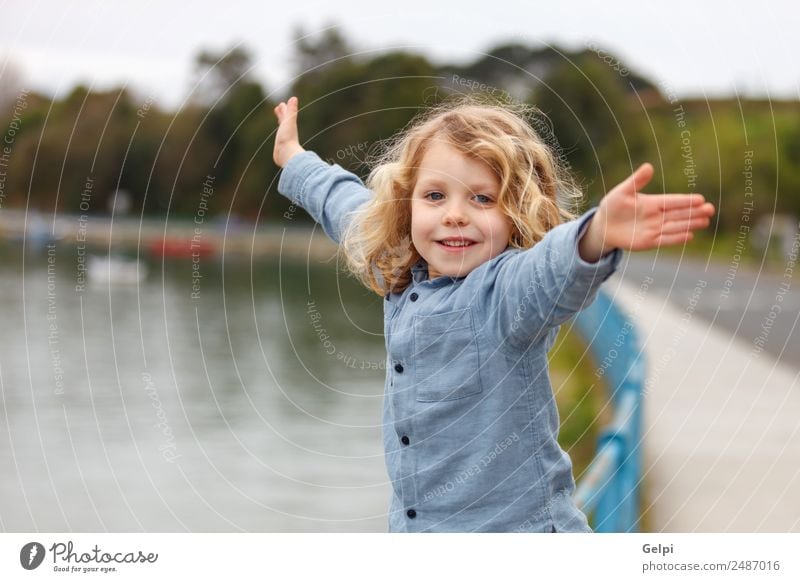 Glückliches Kleinkind mit langen blonden Haaren schön Gesicht Sommer Strand Meer Kind Mensch Baby Junge Mann Erwachsene Kindheit Umwelt Natur Pflanze Lächeln