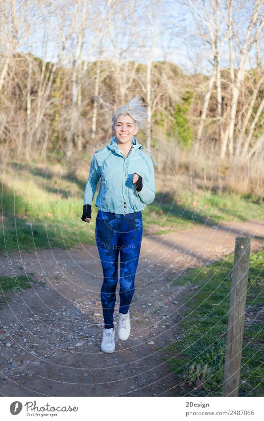 Aktive und sportliche Läuferin in der Herbstnatur Lifestyle Glück schön Fitness Erholung Freizeit & Hobby Winter Sport Joggen Arbeit & Erwerbstätigkeit Mensch