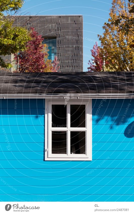 blaue hütte Wolkenloser Himmel Herbst Schönes Wetter Baum Stadt Essen Menschenleer Haus Hütte Hochhaus Bauwerk Gebäude Architektur Mauer Wand Fenster Dach Holz