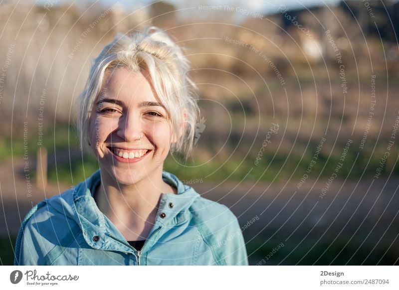 Porträt einer jungen Frau geht als Training nach draußen. Lifestyle Glück schön Sport Joggen Arbeit & Erwerbstätigkeit Mensch feminin Junge Frau Jugendliche