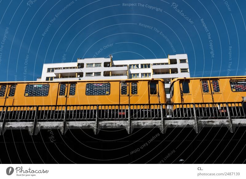 geschwindigkeit | bvg Ferien & Urlaub & Reisen Städtereise Wolkenloser Himmel Schönes Wetter Berlin Kottbusser Tor Kreuzberg Hauptstadt Stadtzentrum Haus