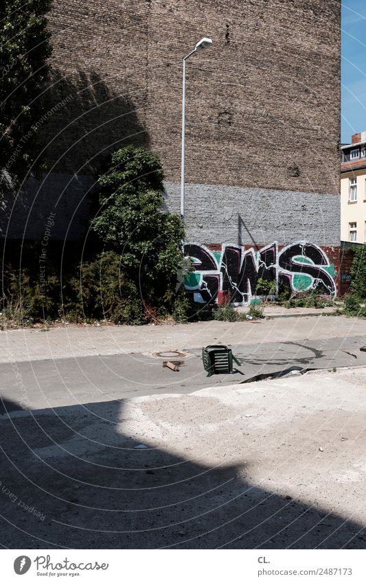 brachland berlin Schönes Wetter Berlin Neukölln Stadt Hauptstadt Haus Platz Mauer Wand Wege & Pfade Stuhl Laterne Graffiti kaputt Verfall Farbfoto Außenaufnahme