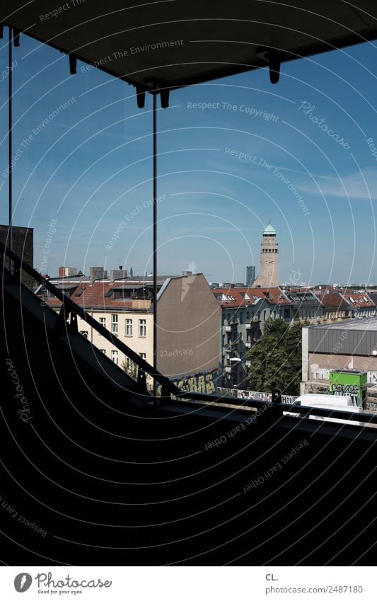 blick aus neuköllner treppenhaus Städtereise Wohnung Haus Himmel Wolkenloser Himmel Schönes Wetter Berlin Neukölln Hauptstadt Menschenleer Hochhaus Kirche