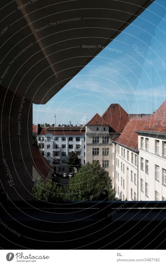 Blick auf Berlin Städtereise Sommerurlaub Himmel Wolkenloser Himmel Frühling Schönes Wetter Baum Neukölln Hauptstadt Menschenleer Haus Bauwerk Gebäude