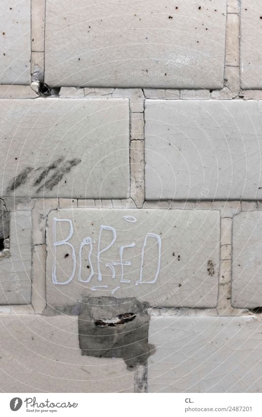 langweilig Mauer Wand Schriftzeichen alt dreckig kaputt trist grau Langeweile Unlust Enttäuschung Misserfolg Farbfoto Gedeckte Farben Menschenleer