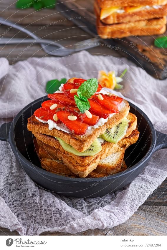 Haufen French Toast Frucht Brot Süßwaren Frühstück Mittagessen Pfanne Tisch Essen frisch oben braun schwarz Tradition Französisch Zuprosten gefüllt Erdbeeren