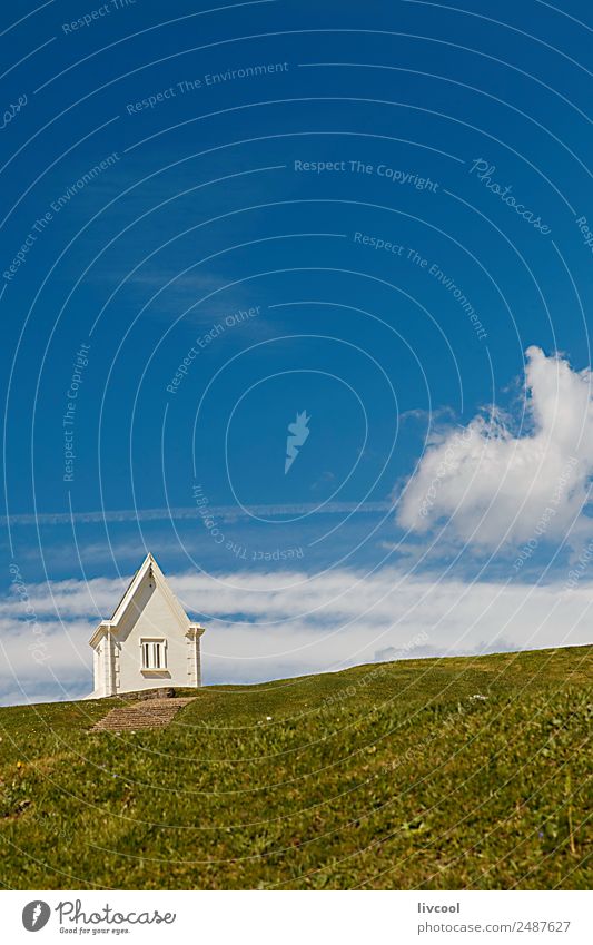 Leuchtturm - Baskenland - Frankreich Erholung Sonne Berge u. Gebirge Landschaft Erde Himmel Wolkenloser Himmel Frühling Klima Baum Gras Hügel Küste Stadt Haus