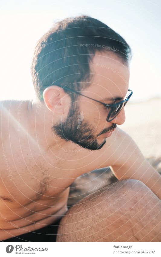 him Lifestyle Mensch maskulin Mann Erwachsene Körper Kopf Gesicht Bart 1 Erholung Strand Picknick Sonnenbrille sitzen Sommer Sommerurlaub Sonnenbad Urlaubsfoto