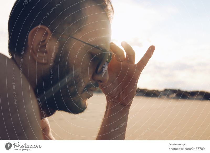 ray of light Mensch maskulin Haare & Frisuren Gesicht 1 Denken Camargue Sonnenbad Wärme Sand Strand Sonnenbrille Hand gestikulieren Erholung lesen Sommerurlaub