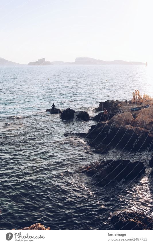 le soir à la mer Lifestyle Umwelt Natur Landschaft Wolkenloser Himmel Schönes Wetter Felsen Wellen Küste heiß Marseille Mittelmeer mediterran Meer glänzend