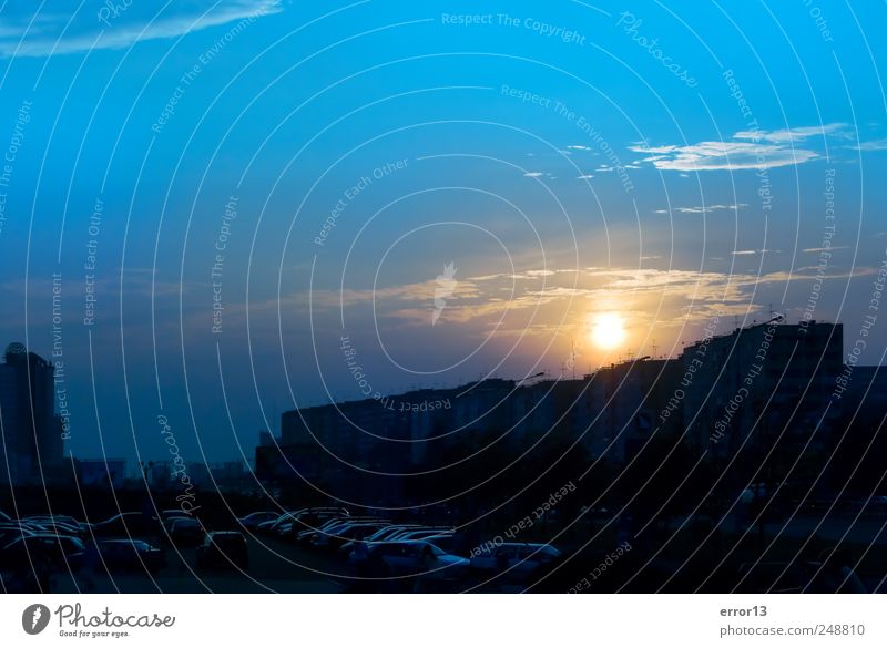 Sonnenuntergang über der Stadt Häusliches Leben Haus Landschaft Himmel Sonnenaufgang Sonnenlicht Kleinstadt Skyline Gebäude Straße dunkel blau schwarz Farbe