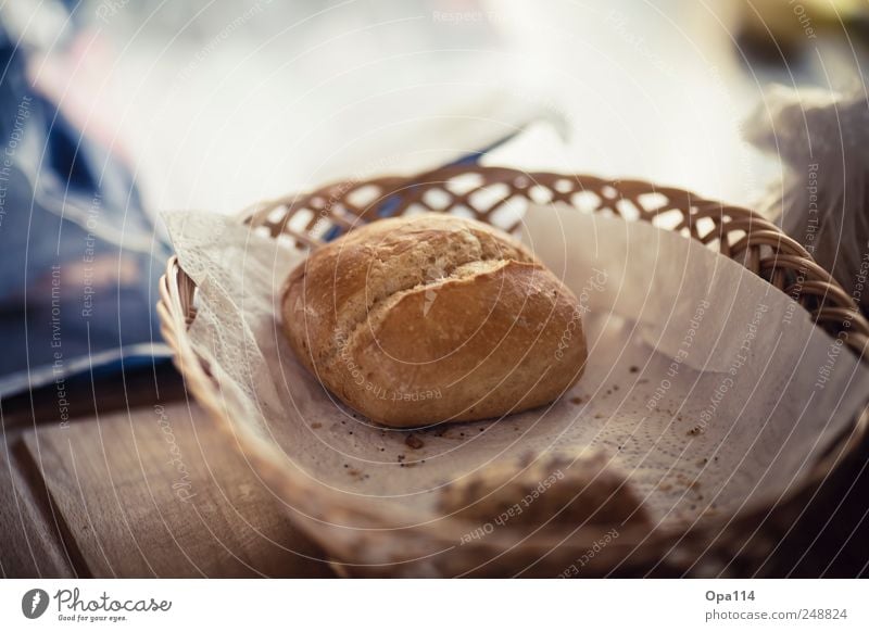 Einsames Brötchen Lebensmittel Teigwaren Backwaren Brot Ernährung Frühstück "Nahrung Korb Körbchen Brotkorb geflochten" Farbfoto Gedeckte Farben Nahaufnahme