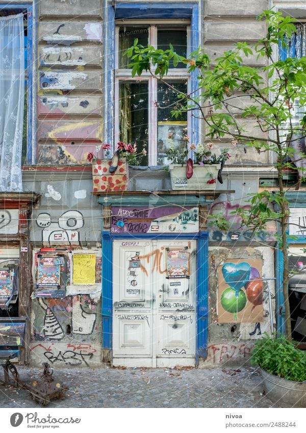 verlebte Hausfassade in Berlin Lifestyle Tourismus Ausflug Abenteuer Freiheit Fahrradtour Sommer Renovieren Panzer Kunst Baum Hauptstadt Stadtzentrum Bauwerk