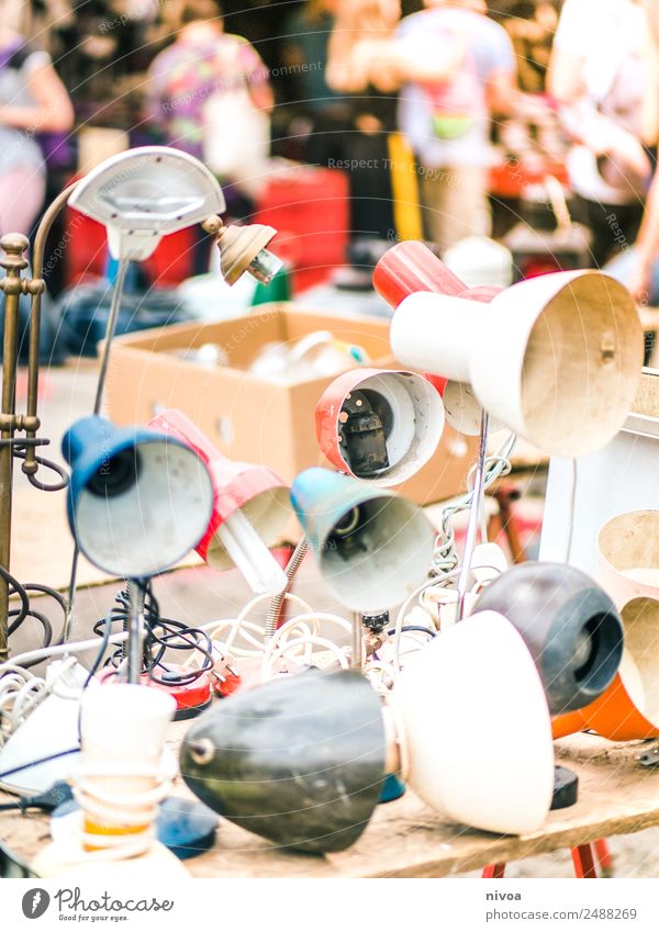 Vintage Lampen auf dem Flohmarkt Mauerpark Berlin kaufen Stil Design Freude Tischlampe Mensch Menschenmenge Park Platz Kiste Licht entdecken