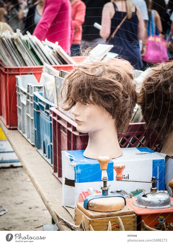 Flohmarktstant mit Büstenkopf, Kaffemühle und Schallplatten Kaffeemühle Stil schön Städtereise Sommer mauerpark Mensch Menschenmenge Veranstaltung Berlin