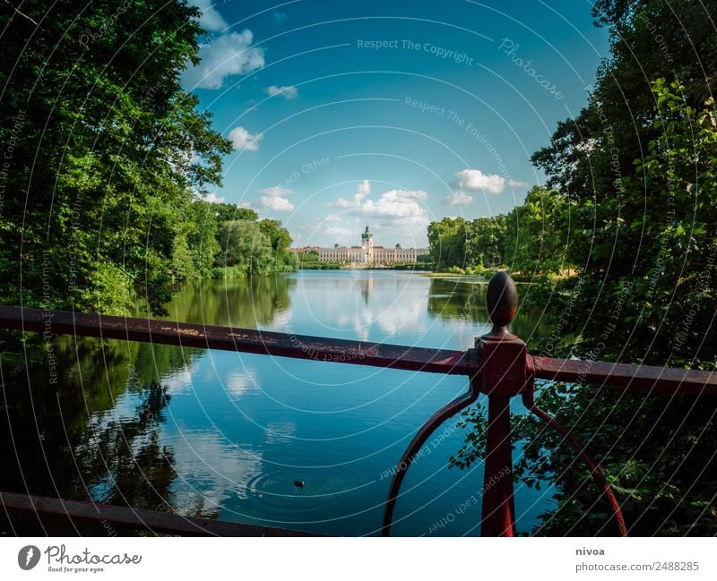 Schloss Charlottenburg an der Spree in Berlin Tourismus Ausflug Architektur Natur Himmel Wolken Schönes Wetter Baum Park See Fluss Hauptstadt Palast