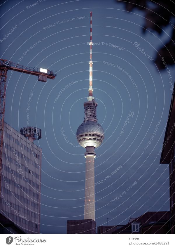 Fernsehturm Berlin Nachtleben Party Bar Cocktailbar Fernseher Fortschritt Zukunft Architektur Himmel Sommer Klima Deutschland Hauptstadt Hochhaus Turm Mauer